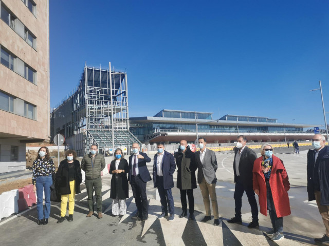 La conselleira de Infraestruturas e Mobilidade, Ethel Vázquez, y el alcalde de Santiago, Xosé Sánchez Bugallo, entre otros, en la reapertura de la rúa Clara Campoamor al tráfico.