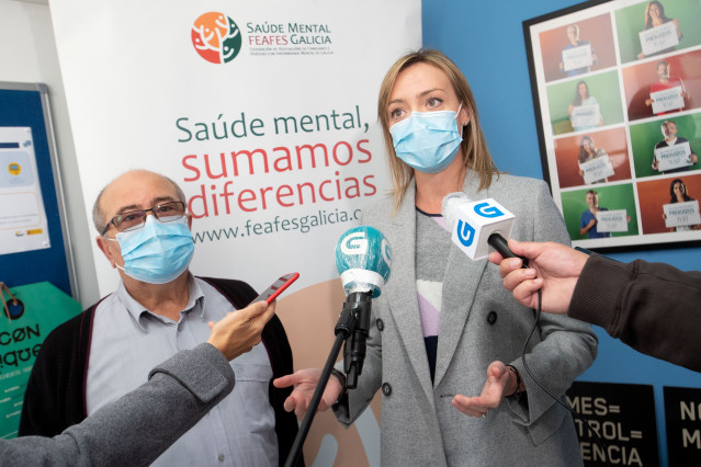 La conselleira de Política Social, Fabiola García, visita la sede de la Federación de Asociacións de Familiares e Persoas con Enfermidade Mental (Feafes) junto a su presidente, José Ramón Girón.