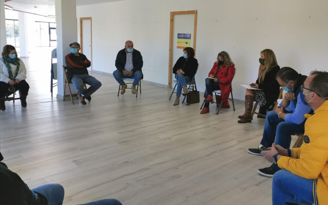 Reunión de integrantes del PSOE con representantes de los trabajadores de las empresas auxiliares de As Pontes (A Coruña)