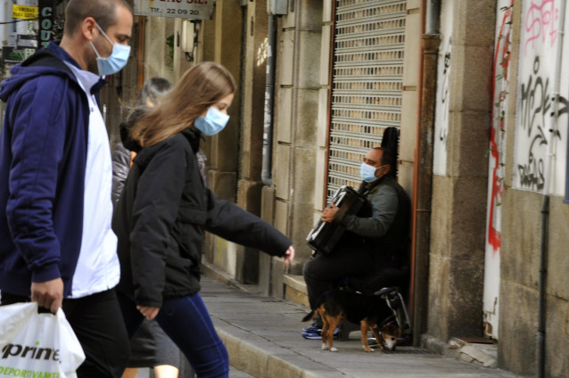 Vecinos de Ourense caminan por una de las calles del barrio de O Couto el mismo día en el que han prohibido las reuniones entre no convivientes ante el aumento de contagios de Covid-19. En Ourense, Galicia, (España), a 3 de octubre. Esta medida, impuesta