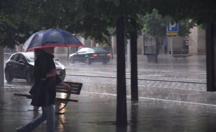 Toda Galicia sufre hoy una jornada de viento y lluvia, que amainará conforme avance el día