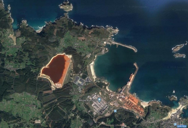 Vista área de la balsa de lodos de la factoría de Alcoa en San Cibrao, Cervo (Lugo)