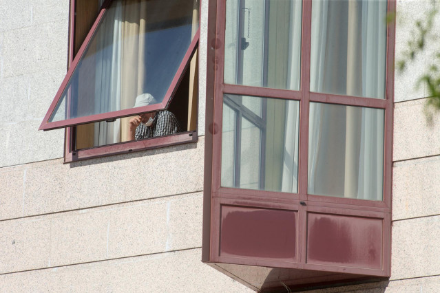 Una persona se asoma por la ventana de la residencia de mayores DomusVi de Outeiro de Rei en Lugo, Galicia (España), a 8 de septiembre de 2020. La Xunta ha intervenido el geriátrico tras detectar 99 positivos más en covid-19, 94 de ellos en usuarios y cin