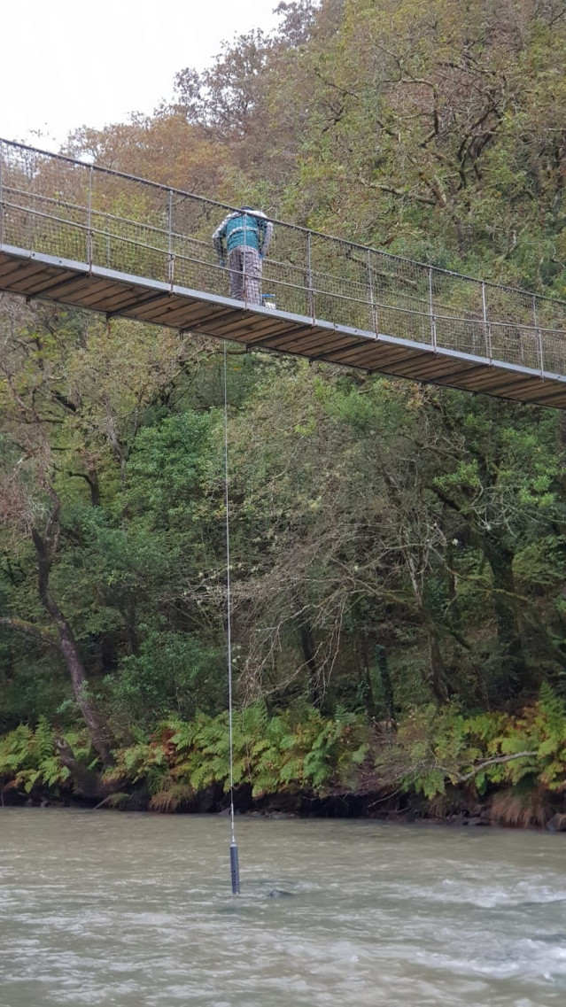 Recogida de muestras de agua en el río Eume.