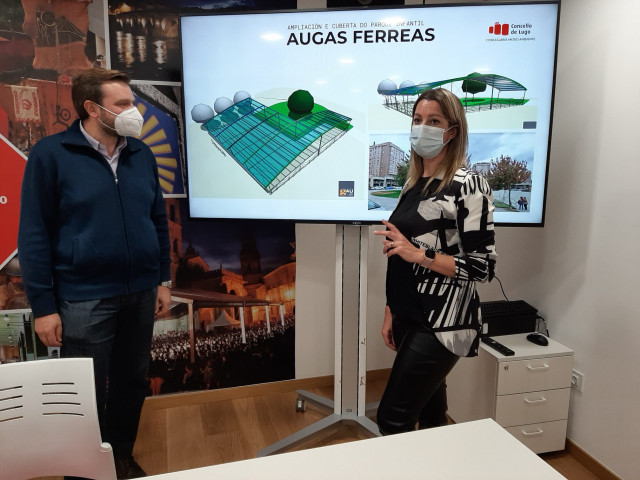 La alcaldesa de Lugo, Lara Méndez, acompañada del concejal de Medio Ambiente, Álvaro Santos.