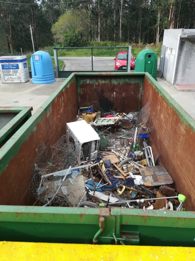 Material del punto limpio de Ribeira donde intentaron robar.