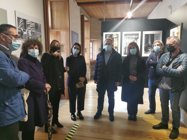 El alcalde de Santiago, Xosé Sánchez Bugallo, y otros miembros del Ayuntamiento inauguran la exposición fotográfica 'Vínculos de Compostela', en la Casa do Cabido.