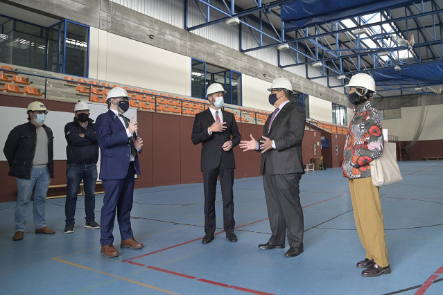 El delegado de la Xunta en A Coruña, Gonzalo Trenor, y el rector de la UDC, Julio Abalde, visitan el pabellón de Elviña