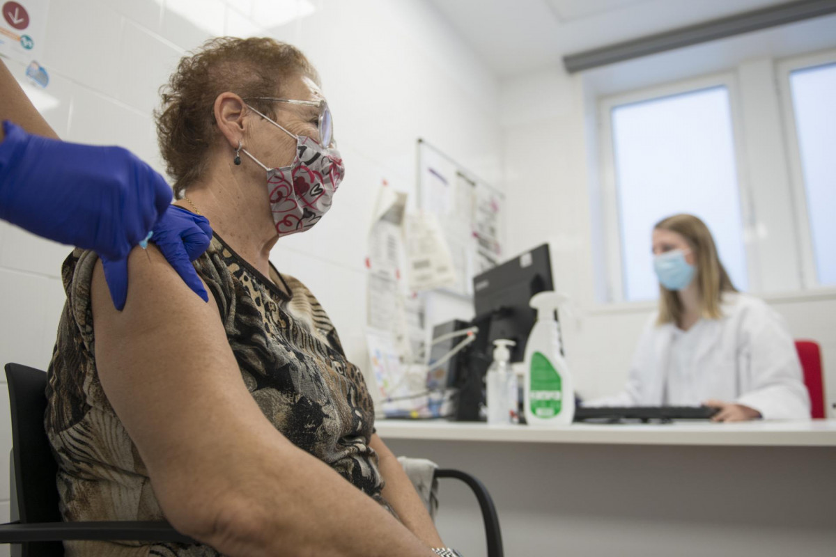 Una paciente se vacuna de la gripe en el CAP Masdevall el día en el que comienza la campaña en la región, en Figueres, Girona (Catalunya), a 16 de octubre de 2020.