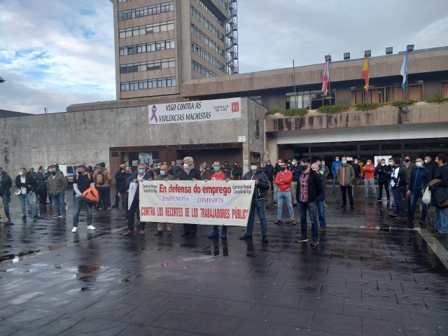 Concentración de funcionarios ante el Ayuntamiento de Vigo, convocada por todos los sindicatos del comité de personal, para denunciar el 