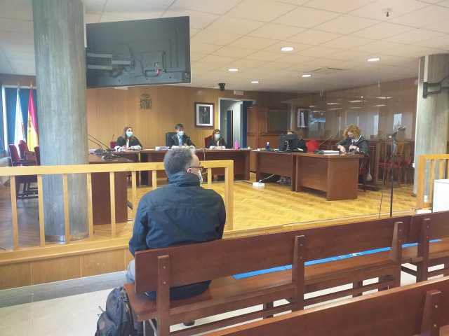 Un entrenador de taekwondo acrobático, acusado de abusos sexuales a una menor, en la última sesión del juicio celebrado contra él, en la sección quinta de la Audiencia Provincial de Pontevedra (sede en Vigo).
