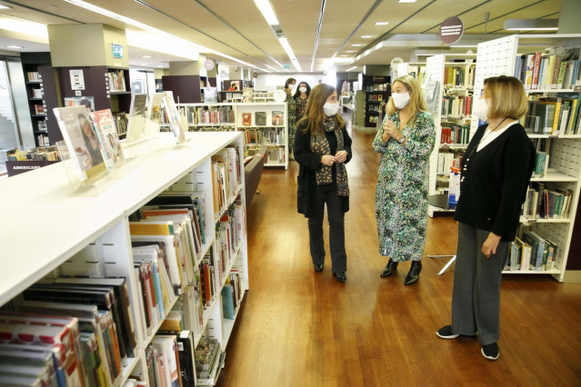 La alcaldesa de A Coruña, Inés Rey, visita la biblioteca del Fórum Metropolitano