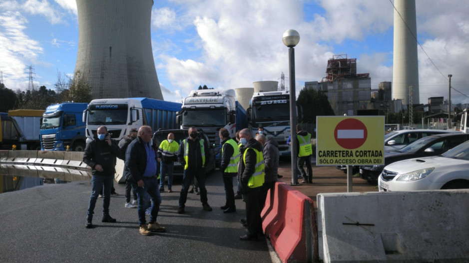 Transportistas bloqueando la central de Endesa