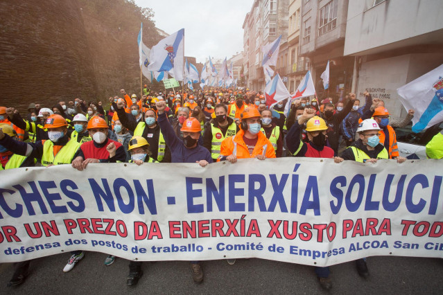 Trabajadores de la planta de Alcoa San Cibrao caminan en una concentración llevada a cabo por Lugo, Galicia, (España), a 24 de octubre de 2020. Sus reivindicaciones, a través de una multitudinaria protesta que ha transcurrido desde el edificio de la Xunta