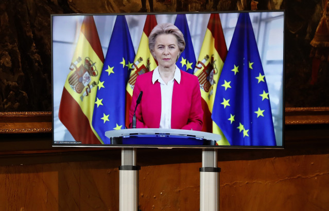 La presidenta de la Comisión Europea, Ursula von der Leyen se conecta a la Conferencia de presidentes autonómicos celebrada este lunes en Madrid donde se analizará el reparto de los fondos europeos de reconstrucción, a 26 de octubre de 2020.
