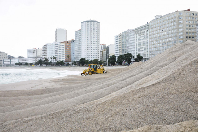 Instalación de la duna en la playa de Riazor