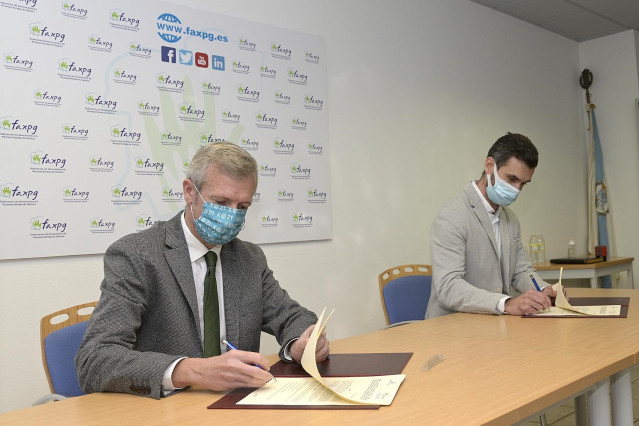 El vicepresidente primero de la Xunta, Alfonso Rueda, y el presidente de la Federación de Asociaciones de Personas Sordas de Galicia, Iker Sertucha, firman un convenio de colaboración