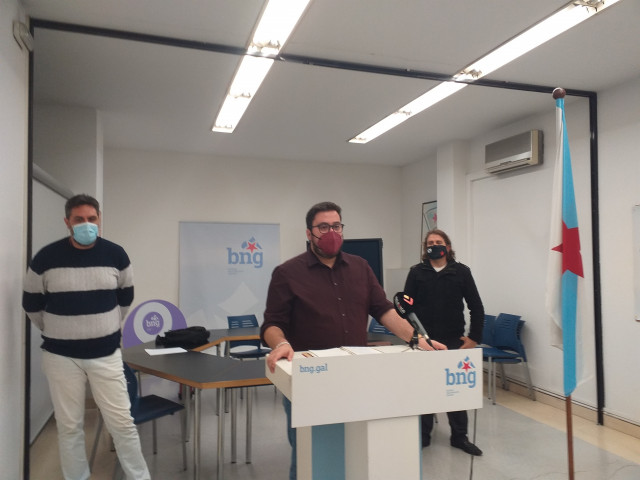 El concejal del BNG en Vigo, Xabier P.Igrexas, con los responsables de las secciones sindicales de la CIG y la CUT en PSA Vigo, Manuel Domínguez y Vítor Mariño.