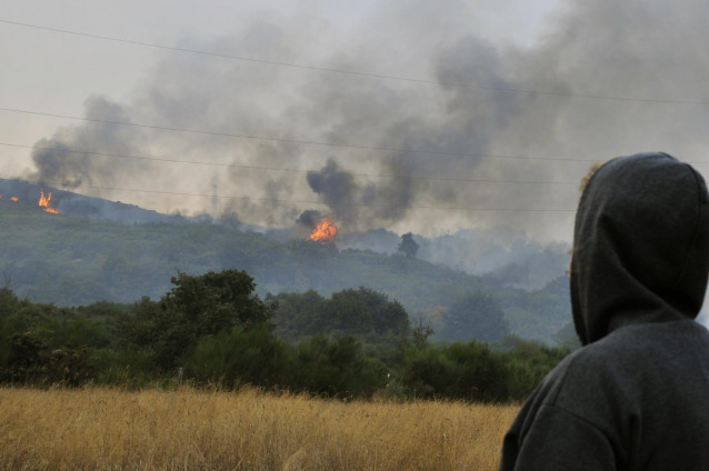 Vista de los puntos de fuego del incendio en la parroquia de Montes, en Cualedro, Ourense, Galicia (España), a 14 de septiembre de 2020. El fuego ha arrasado unas 800 hectáreas de superficie desde que fue declarado a las 14,14 horas de ayer, domingo. Para