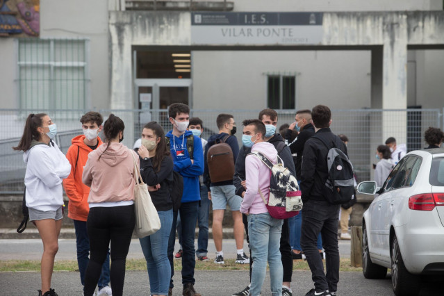 Estudiantes de bachillerato minutos antes de entrar a las instalaciones del IES Vilar Ponte