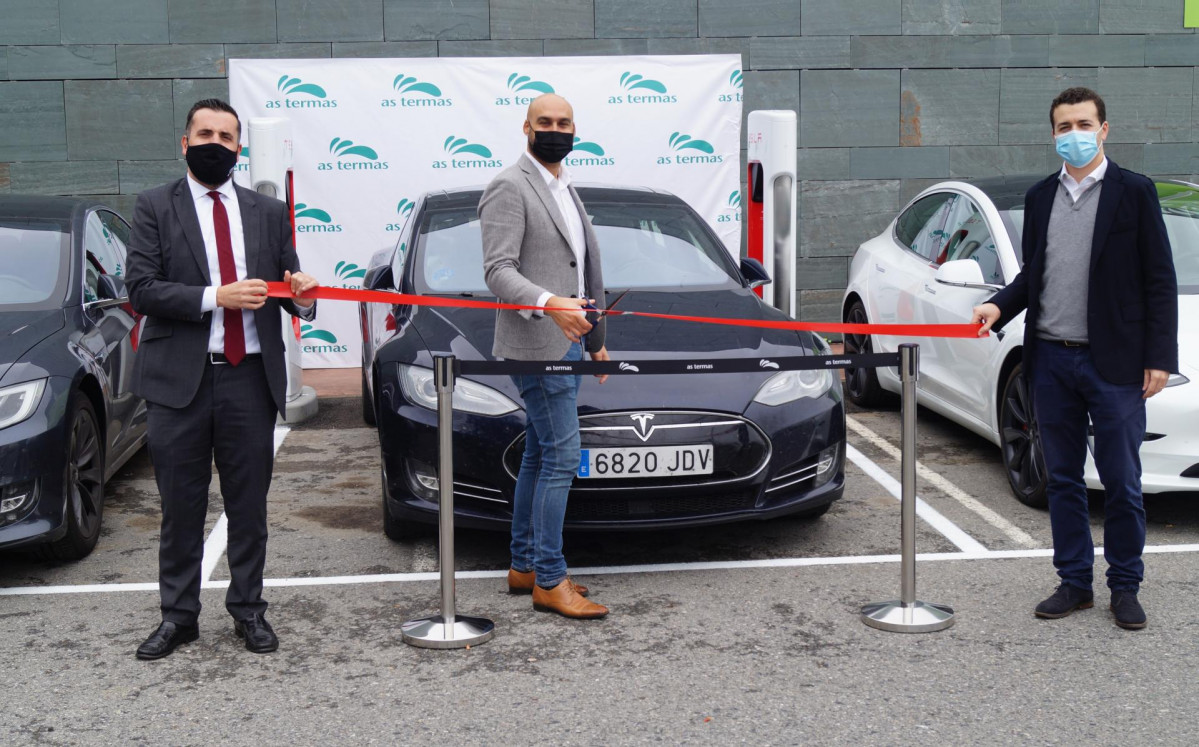 Foto As Termas inaugura el primer punto Supercharger de la marca Tesla en Galicia