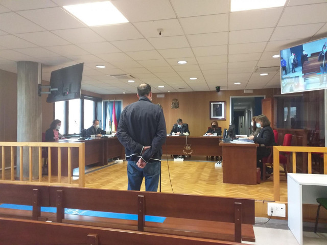 Juicio a un hombre acusado de agredir a varios agentes de policía de paisano en la madrugada del4 de junio de 2016, en el centro de Vigo.