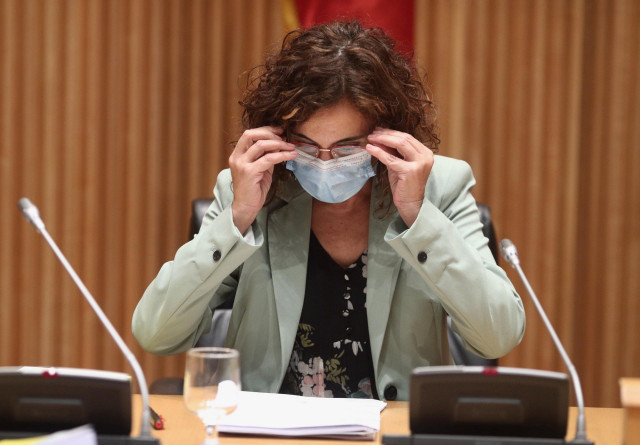 (I-D) La ministra de Hacienda y Función Pública, María Jesús Montero, ofrece una rueda de prensa tras la entrega del Proyecto de Presupuestos Generales del Estado 2021 a la presidenta del Congreso los Diputados, en Madrid (España), a 28 de octubre de 2020