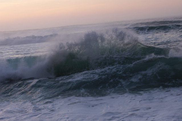 Fuerte oleaje en el litoral (Foto de archivo).