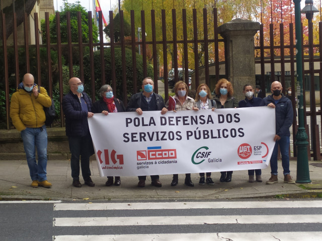 Trabajadores de la Consellería de Política Social se manifiestan frente al Parlamento de Galicia