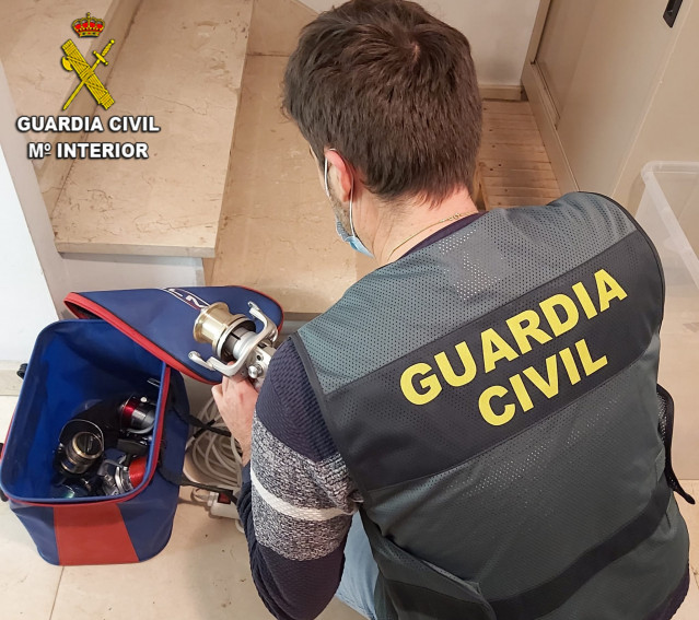 Efectos intervenidos opr la Guardia Civil a cuatro detenidos por robos en Lalín.