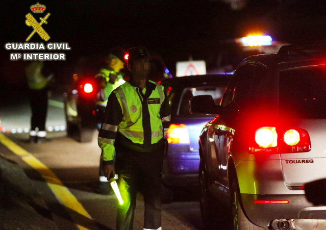 La Guardia Civil intercepta a un conductor que circulaba de forma errática por la AP-9 en Barro y cuadriplicó la tasa de alcohol.