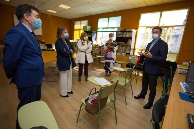 El presidente de la Xunta, Alberto Núñez Feijóo, y el conselleiro de Cultura, Educación e Universidade, Román Rodríguez, visitan el CRA Maestra Clara Torres.