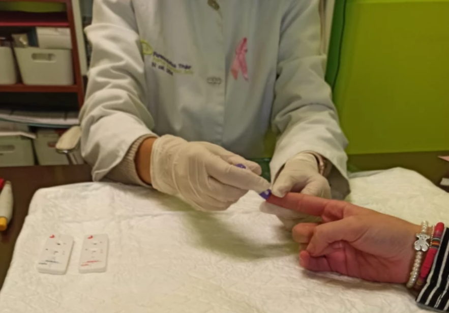 Test de antu00edgenos de coronavirus realizado en una farmacia de Ourense