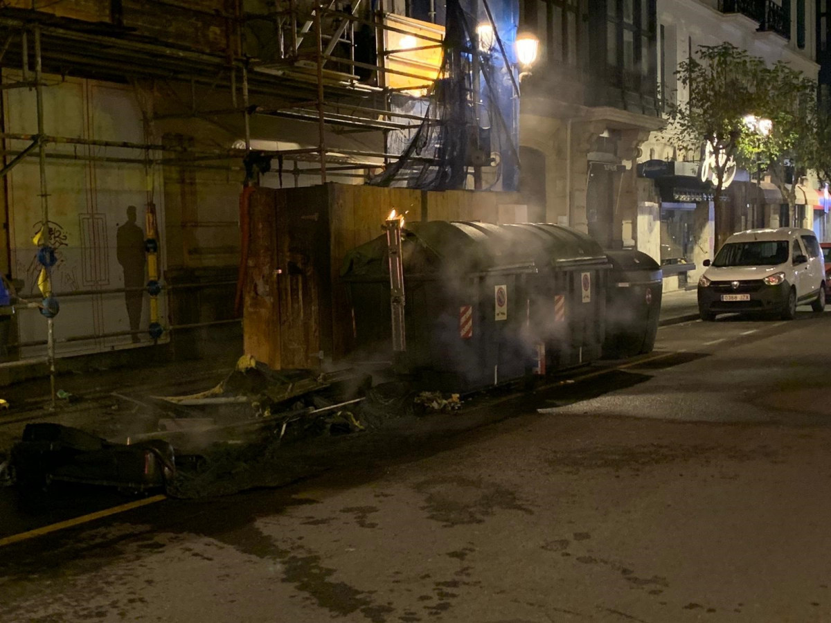 Contenedores quemados durante la protesta de negacionistas contra el toque de queda en Bilbao