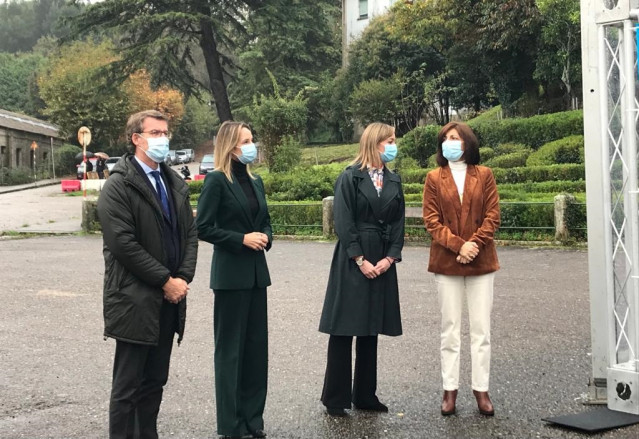 El presidente de la Xunta, Alberto Núñez Feijóo, la delegada del Gobierno gallego en Vigo, Marta Fernández-Tapias; la conselleira de Política Social, Fabiola García; y la conselleira de Medio Ambiente, Ángeles Vázquez, durante la visita