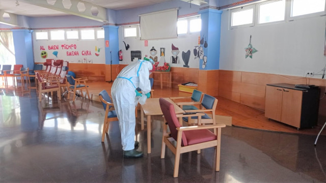 Efectivos de la UME desinfectan las instalaciones de la residencia municipal de Barbastro.