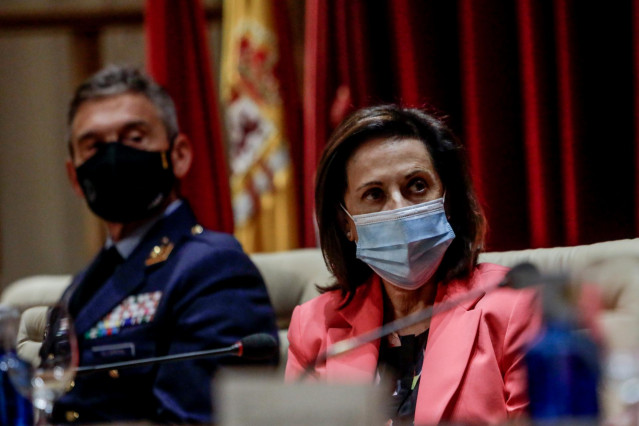 La ministra de Defensa, Margarita Robles, asiste a  la presentación del libro de bocetos 'Misión Irak' de Augusto Ferrer-Dalmau en el Casino de Madrid (España), a 16 de septiembre de 2020.
