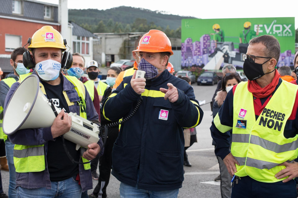 El presidente del comité de empresa de la planta de Alcoa en San Cibrao, José Antonio Zan (c), habla a través de un megáfono durante una nueva manifestación convocada por el Comité de Alcoa en l