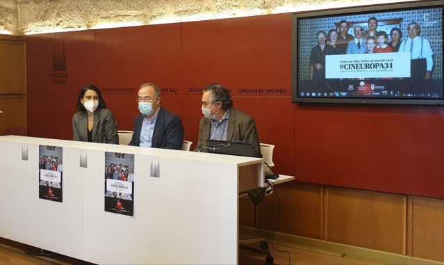 La concejala de Acción Cultural, Mercedes Rosón, el alcalde de Santiago, Xosé Sánchez Bugallo, y el director del festival 'Cineuropa', José Luis Losa, presentan la 34ª edición del evento.