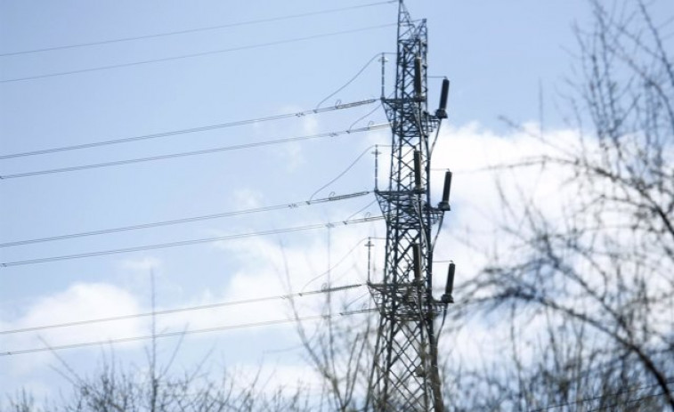 Un trabajador muerto y otro herido en Outes al precipitarse desde una torre de alta tensión