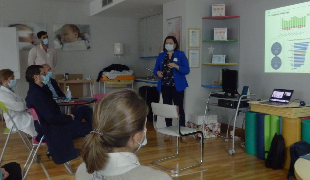 Pacientes y sanitarios del hospital Vithas Vigo intercambian opiniones para mejorar la calidad asistencial