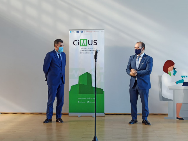 El conselleiro de Cultura, Educación e Ordenación Universitaria, Román Rodríguez, junto al rector de la USC, Antonio Lopez, en un acto en el CiMUS