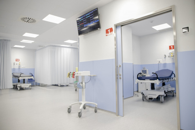 Un monitor situado frente al control de Enfermería refleja las constantes vitales de todos los pacientes ingresados en Urgencias