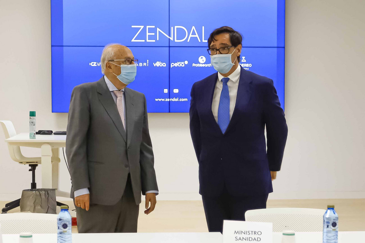 El ministro de Sanidad, Salvador Illa (derecha), junto al presidente del grupo Zendal, Pedro Fernández Puentes (izquierda), durante su visita las instalaciones de este grupo empresarial, en el Políg