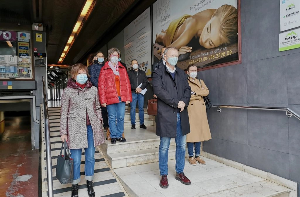 Villarino y miembros de PSOE ante la notaru00eda donde presentaron el borrador de mociu00f3n de censura