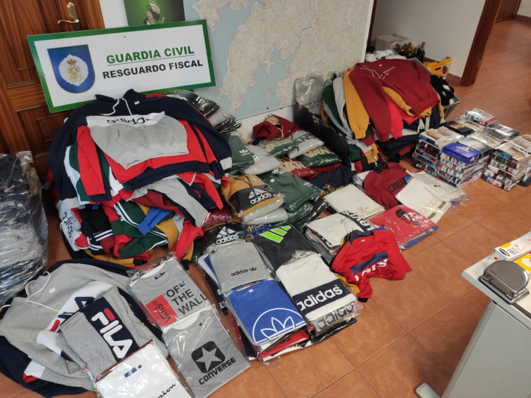 Casi un millar de prendas falsificadas intervenidas en un furgón en Noia