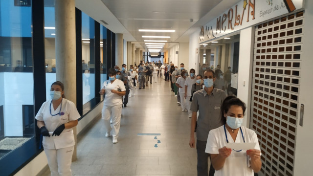 Protesta de trabajadores de la limpieza en el Hospital Álvaro Cunqueiro de Vigo, por falta de personal.