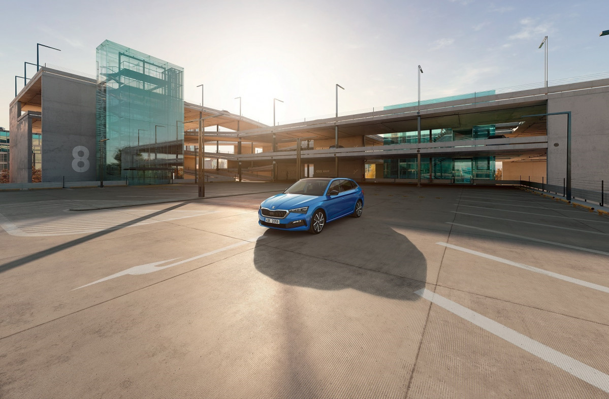 Imagen de un coche en un parking.