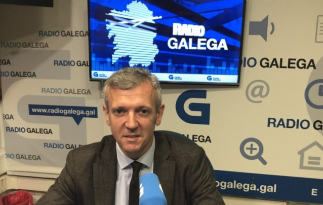El vicepresidente primero de la Xunta, Alfonso Rueda, en una entrevista en la Radio Galega.