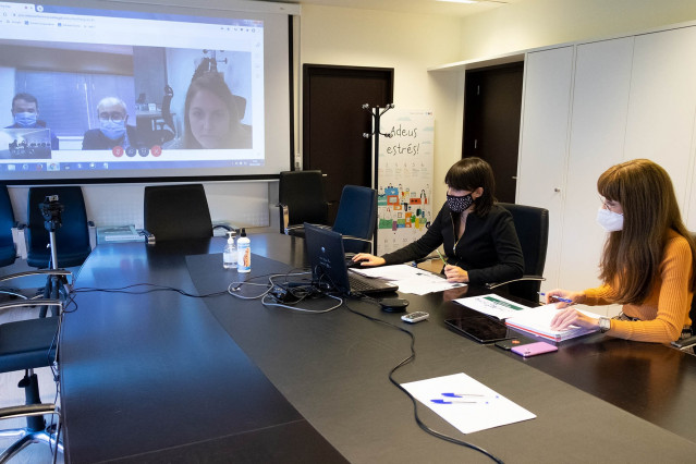 La conselleira de Emprego, María Jesús Lorenzana, con los representantes de Feafes Galicia